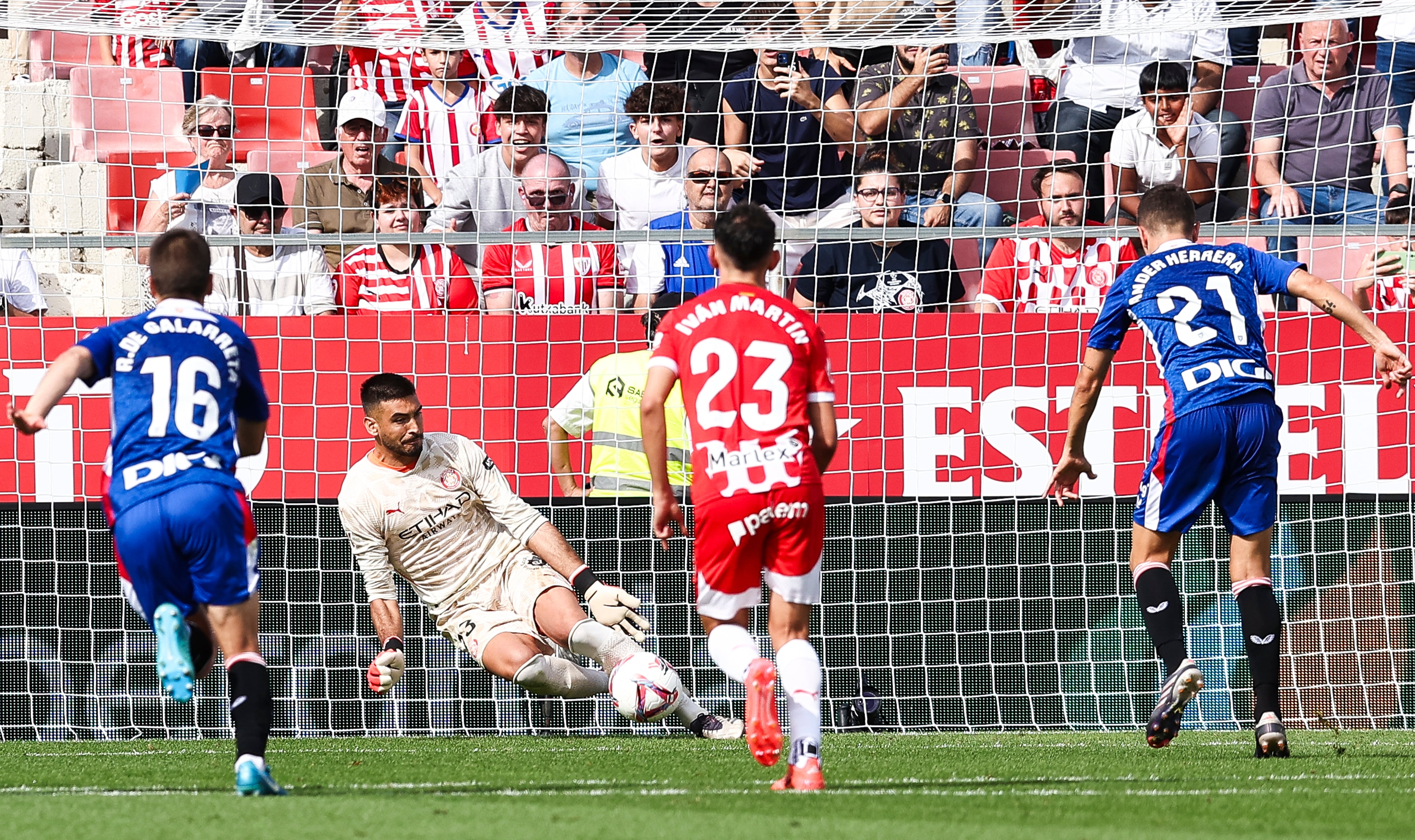 Gazzaniga para tres lanzamientos de penalti al Athletic y Stuani sentencia la victoria del Girona en el minuto 99