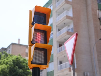 El semáforo ornamental en homenaje a Chiquito de la Calzada que reproduce sus célebres frases, situado en el barrio de Huelin,