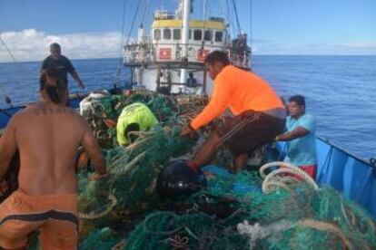 El equipo del Instituto de Viajes Oceánicos ordenan los plásticos recogidos.