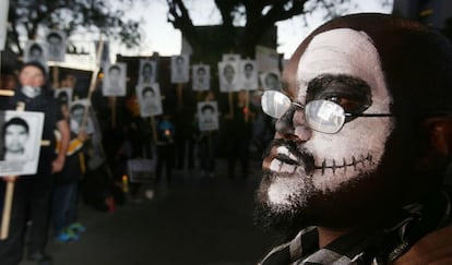 La marcha, encabezada por una caravana de padres y familiares de los alumnos, y a la que se sumó la comunidad estudiantil, sindicatos, organizaciones campesinas y ciudadanos a título individual, se organizó en tres frentes que partieron del Angel de la Independencia, Tlatelolco y Monumento a la Revolución.