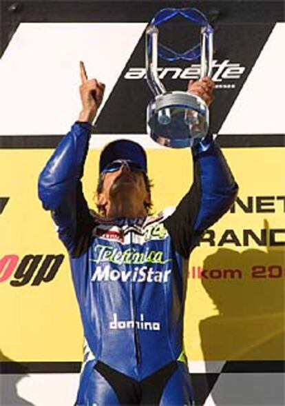 Gibernau dedica en el podio su triunfo a su compañero fallecido, el japonés Daijiro Kato.