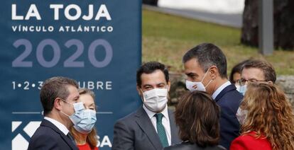 El presidente del Gobierno Pedro Sánchez, saluda al presidente de castilla-La Mancha, Emiliano García Page (i), el presidente de la junta de Andalucía, Juan Manuel Moreno (2i), el presidente de la Xunta, Alberto Núñez Feijóo (d), y la diputada del PP Ana Pastor (i) a su llegada a la clausura del Foro La Toja 2020, esta mañana en la isla de La Toja, en O Grove (Pontevedra).