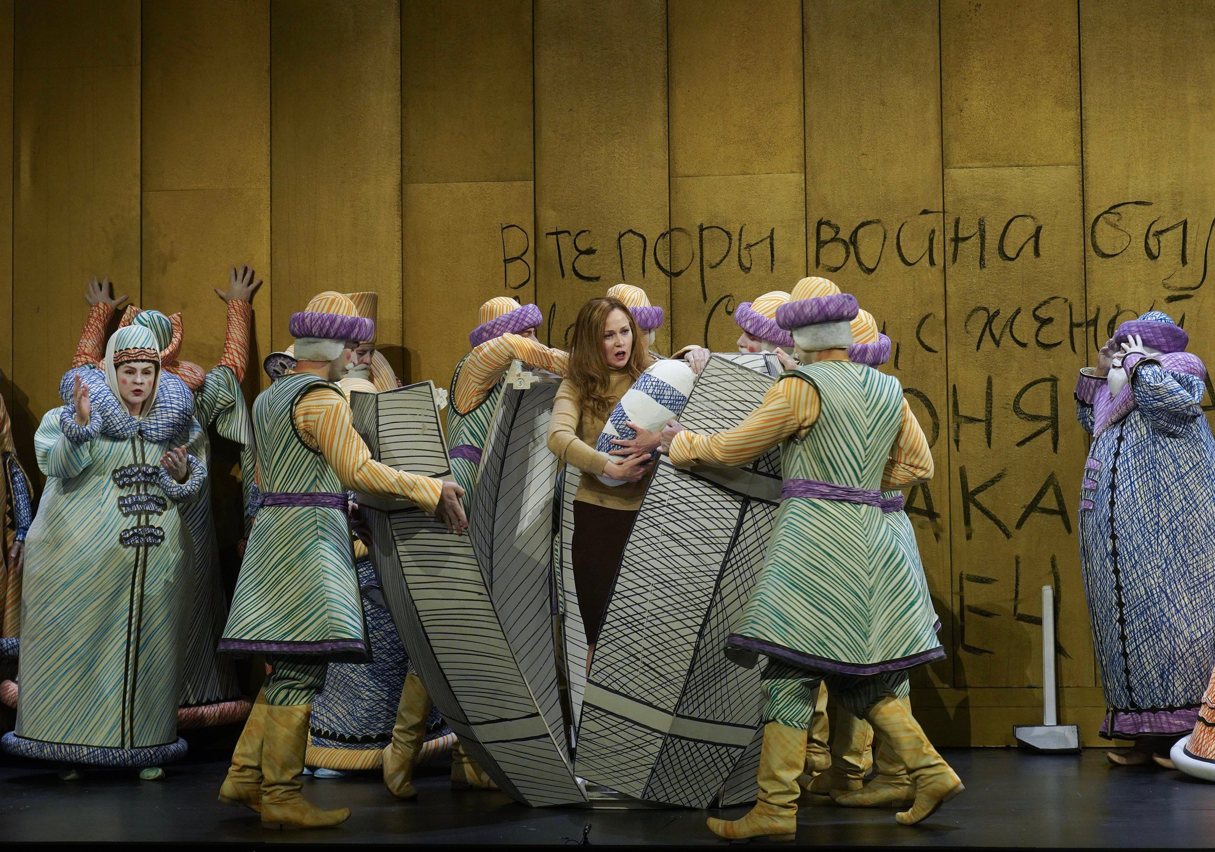 La soprano Svetlana Aksemova (en el centro) al final del primer acto de ‘El cuento del zar Saltán’, de Rimski-Kórsakov, el pasado 30 de abril en el Teatro Real.