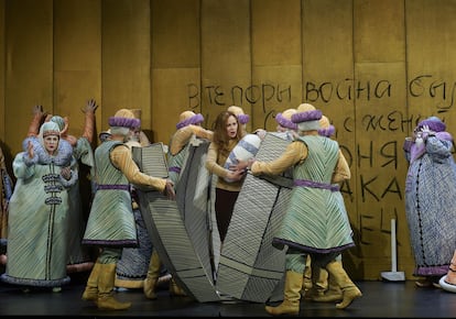 La soprano Svetlana Aksemova (en el centro) al final del primer acto de ‘El cuento del zar Saltán’, de Rimski-Kórsakov, el pasado 30 de abril en el Teatro Real.