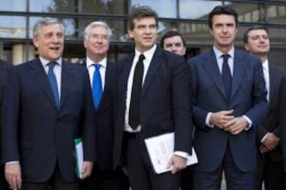 El comisario europeo de Industria, Antonio Tajani, el secretario de Estado británico de Empresa y Energía, Michael Fallon, el ministro francés de la Reconstrucción Productiva, Arnaud Montebourg, y el titular español de Industria, Energía y Turismo, José Manuel Soria (iz), posan tras la reunión mantenida en el ministerio de Finanzas de París en octubre pasado. EFE/Archivo