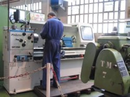 Persona trabajando en la fábrica Torniplasa