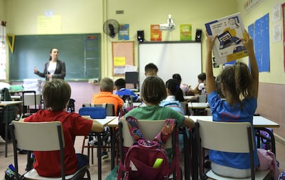 Alumnos, durante su primer día de clase en el colegio madrileño Martínez Montañés.
