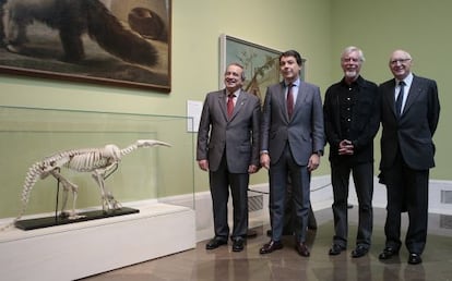 De izquierda a derecha Emilio Lora-Tamayo, presidente del CSIC; Ignacio González, presidente de la Comunidad de Madrid; el artista Miguel Ángel Blanco; y José Pedro Pérez-Llorca, presidente del Patronato del Prado; frente a 'El invierno de la osa hormiguera'.