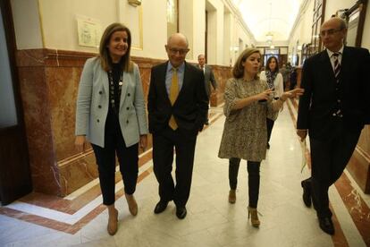 El ministro de Hacienda, Cristóbal Montoro, con Fátima Báñez,