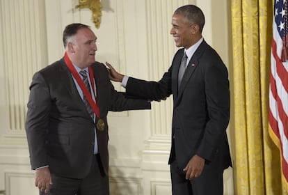 El presidente Obama felicita a José Andrés tras hacerle entrega de su medalla.