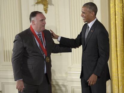 El presidente Obama felicita a José Andrés tras hacerle entrega de su medalla.