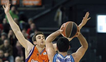 El alero del Valencia Basket Víctor Claver defiende la acción del griego del Lagun Aro, Manolis Papamakarios