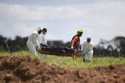 Socorristas carregam um corpo nesta segunda-feira, quando a busca por sobreviventes se intensificou. Até a noite de segunda-feira, 65 corpos tinham sido encontrados. 