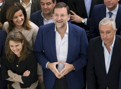 Mariano Rajoy y Soraya Sáenz de Santamaría con Javier Arenas y dirigentes andaluces, el pasado 9 de mayo en Sevilla.