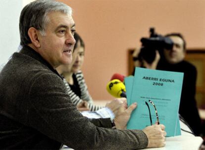 El secretario general de ELA, José Elorrieta, con el documento presentado hoy para el Aberri Eguna.