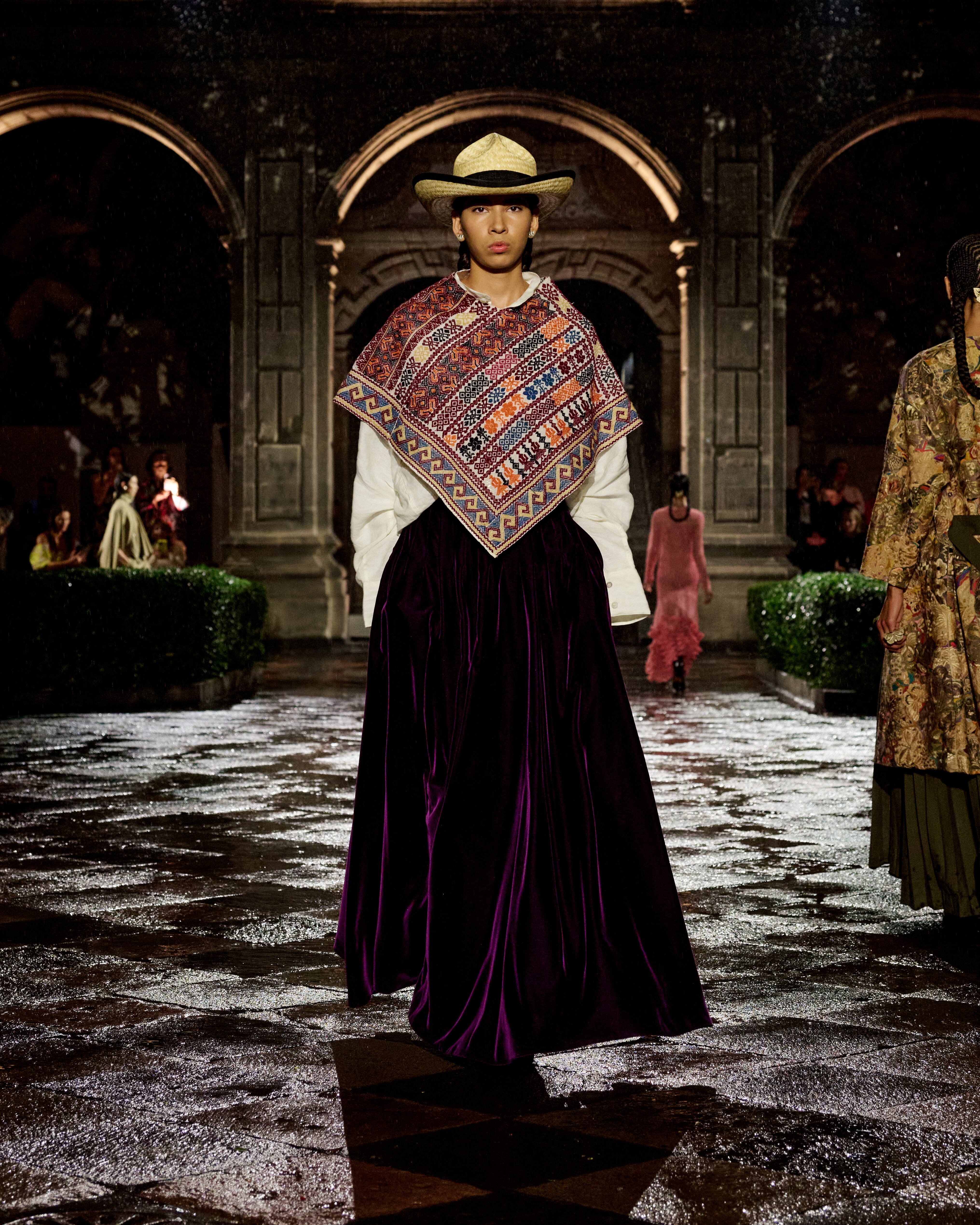 Moda, arte y artesanía confluyen en la colección de Dior en Ciudad de México.