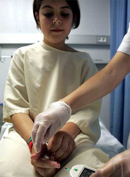 Análisis de glucosa a una niña en el hospital General de Cataluña.