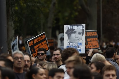 Pancarta con la presidenta de la Comunidad de Madrid, Isabel Díaz Ayuso.