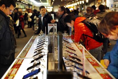 Compradores de tecnología en unos grandes almacenes de ocio en Madrid.