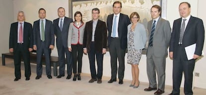 De izquierda a derecha: Javier L&oacute;pez Calvet, de Carrefour;  Fernando Mart&iacute;nez, de PRISA; Jos&eacute; Aljaro Navarro, de Abertis; Sandra Moreno, de Accenture Strategy; &Aacute;lvaro Nadal, de la Oficina Econ&oacute;mica del Presidente del Gobierno; Miguel Or&uacute;e-Echebarr&iacute;a, de Vodafone.; Mar&iacute;a Teresa Quir&oacute;s, de REE; Carlos Mijangos, de Sacyr; Agust&iacute;n Berasaluce, de Accenture Strategy Financial Services.