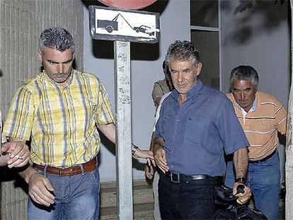 El constructor José Ávila Rojas (a la derecha) abandona los juzgados de Marbella tras quedar en libertad bajo fianza.