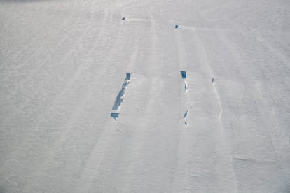 Grietas insondables, capaces de engullir un aeroplano, en el entorno del campamento Glaciar Unión.