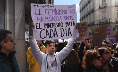 Un adolescente en Madrid durante el pasado 8M de 2019.