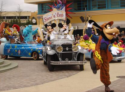 Llegada en coche de los personajes Disney al espectáculo Stars & Cars