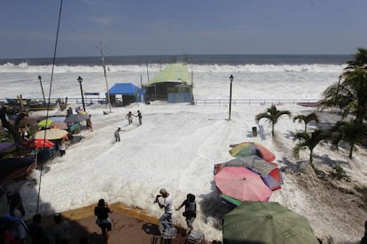 Las olas se comen la costa del Puerto La Libertad. La imagen es del día 3 de mayo.