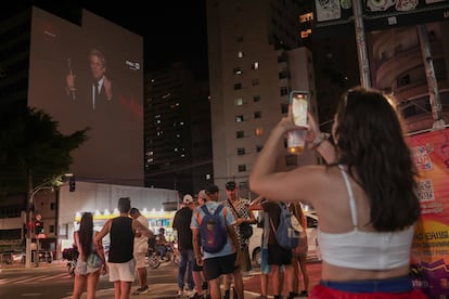 Brasileños miran la entrega del Oscar a la película 'Ainda estou aqui' en São Paulo, el 2 de marzo de 2025.