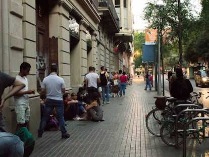 Varias personas hacen cola para tramitar el DNI y el pasaporte en Barcelona, en una foto de archivo.