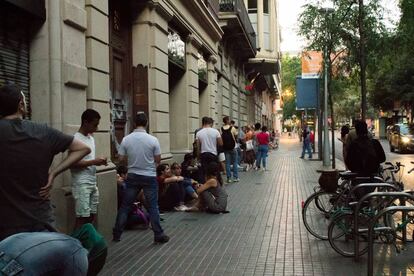 Varias personas hacen cola para tramitar el DNI y el pasaporte en Barcelona, en una foto de archivo.