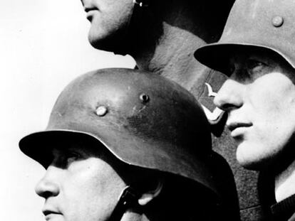 Tres soldados alemanes en el puerto francés de Le Havre, en 1941.