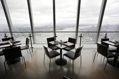 El One World Observatory dispondrá de tres restaurantes en la planta 101 que ofrecerán desde platos informales en la cafetería hasta gourmet en las mesas. Un catering estará disponible en la planta 102, en un espacio de 864 metros cuadrados para eventos especiales, con capacidad para 300 personas.