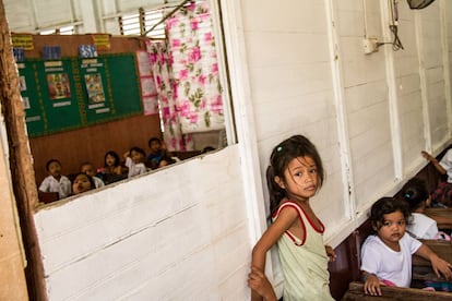 Aulas del colegio público de Tungkop, divididas mediante biombos y paneles, para dar cabida a más alumnos. Uno de los edificios quedó inutilizable tras el tifón pero no hay fondos para derribarlo y reconstruir encima.