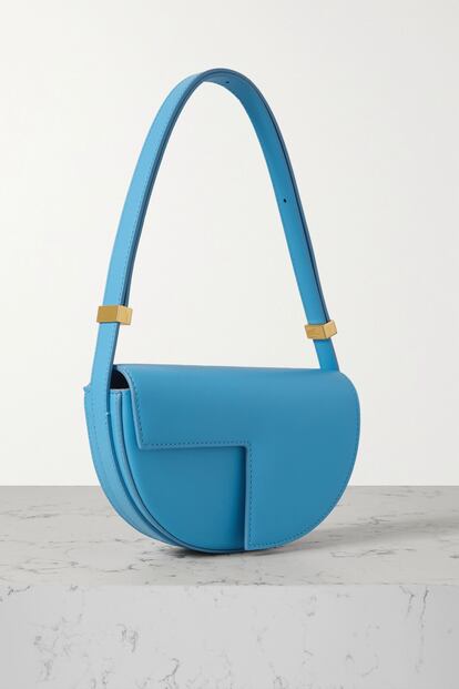 Minimalista y con detalles de diseño impecable, así es este bolso de Patou que podrás encontrar en un vibrante azul pitufo.
590€