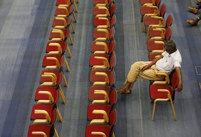 Un inversor descansa en la Bolsa de Colombo, en Sri Lanka.