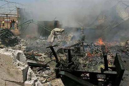 Las ruinas de un edificio en Gaza arden tras el bombardeo efectuado ayer por las fuerzas aéreas israelíes.