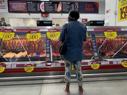 Una mujer compra en un mercado, en Sao Paulo (Brasil).