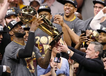 LeBron levanta el trofeo que acredita como campeón a Cleveland.