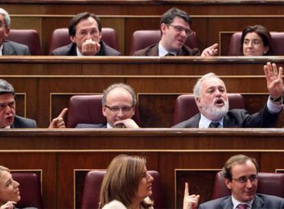 Miguel Arias Cañete (con barba) hace señas a Zapatero desde la bancada del PP durante su intervención.