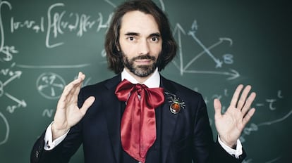 Cédric Villani, su lazo de seda y su broche de araña posan para ICON en su casa de los suburbios de París.