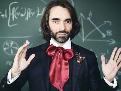 Cédric Villani, com seu laço de seda e seu broche de aranha.