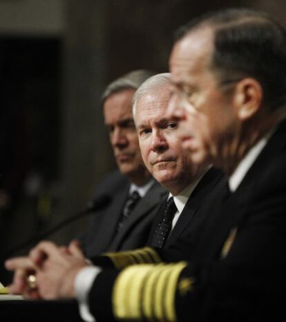 Robert Gates (izquierda) junto a Michael Mullen durante su comparecencia en el Senado estadounidense