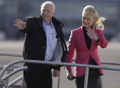 John McCain y su esposa, Cindy, saludan a sus seguidores al subir al avión de campaña ayer en Newark (Nueva Jersey).