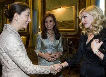 Ingrid Betancourt (izda.) saluda a la cantante Madonna en presencia de Cristina Fernández.