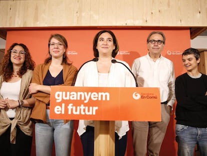 La líder de Barcelona en Comú, Ada Colau, amb el seu equip aquest dissabte.