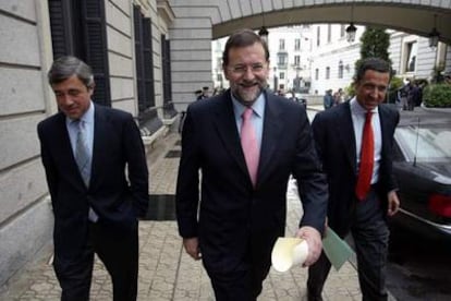 Los dirigentes del PP Ángel Acebes, Mariano Rajoy y Eduardo Zaplana salen del Congreso al final de la mañana.