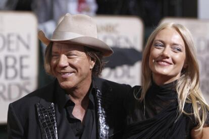 Mickey Rourke y su novia, la modelo rusa Anastassija Makarenko, en la entrega de los Globos de Oro 2010