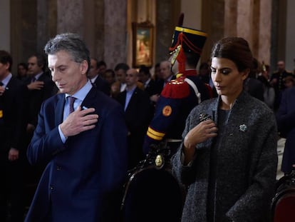 Mauricio Macri com sua mulher, Juliana Awada, na catedral portenha.